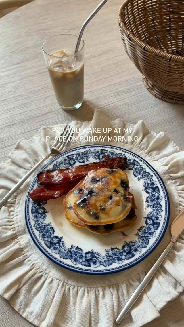 blueberry pancakes + Ina on the TV 🫐🥞 #inagarten #breakfasttime☕️ #sundaymornings #morningbreakfast #marthastewart